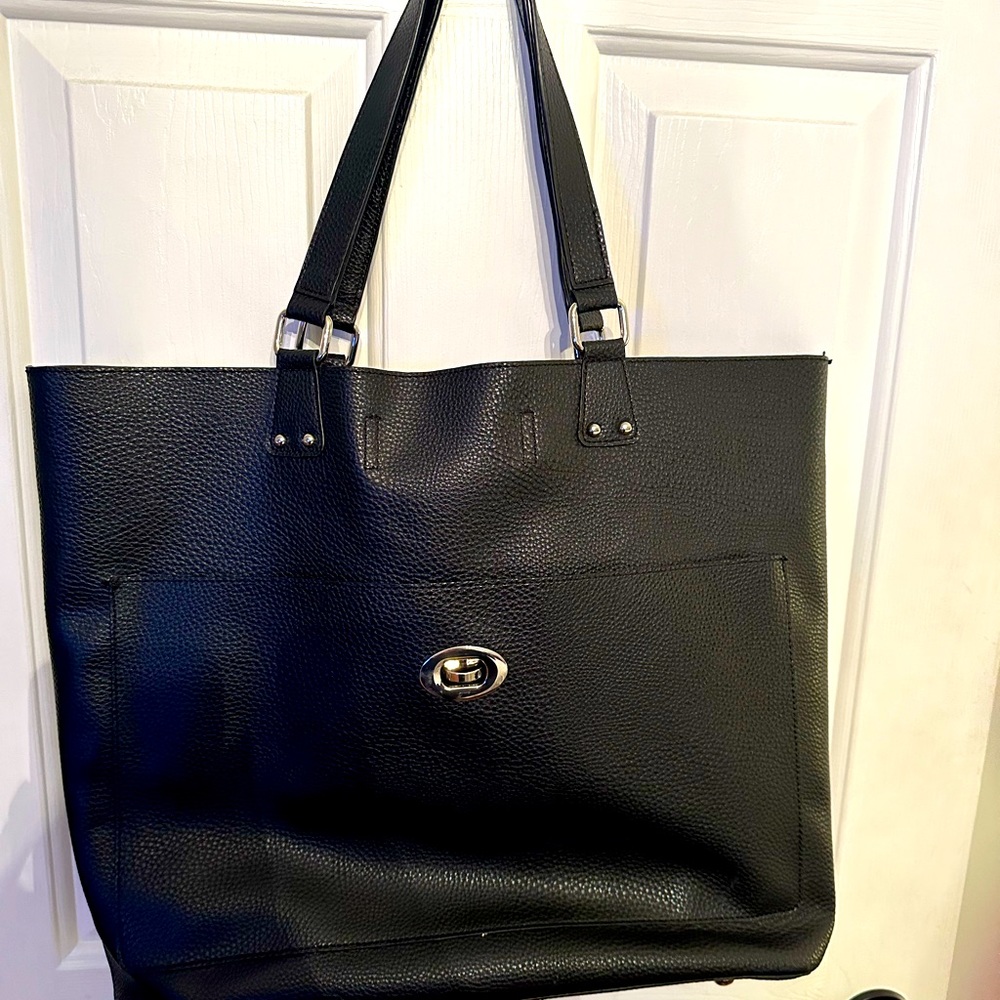 Mid-size black shoulder bag/carry on bag.